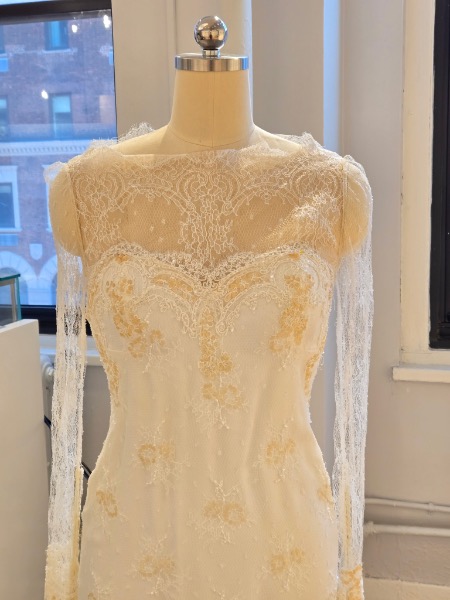 Rosa Clara Couture Duero Wedding Dress Sample Sale - Classic A-Line Bridal Gown with Natural Waist, Sweetheart Neckline, Long Sleeves, Lace and Tulle Fabric