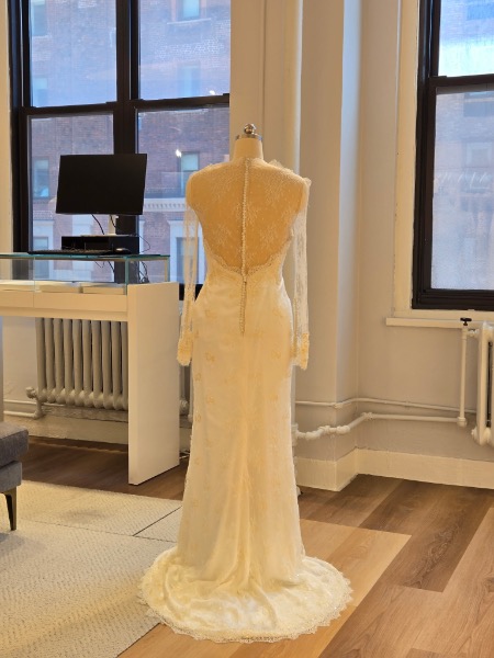 Rosa Clara Couture Duero Wedding Dress Sample Sale - Classic A-Line Bridal Gown with Natural Waist, Sweetheart Neckline, Long Sleeves, Lace and Tulle Fabric