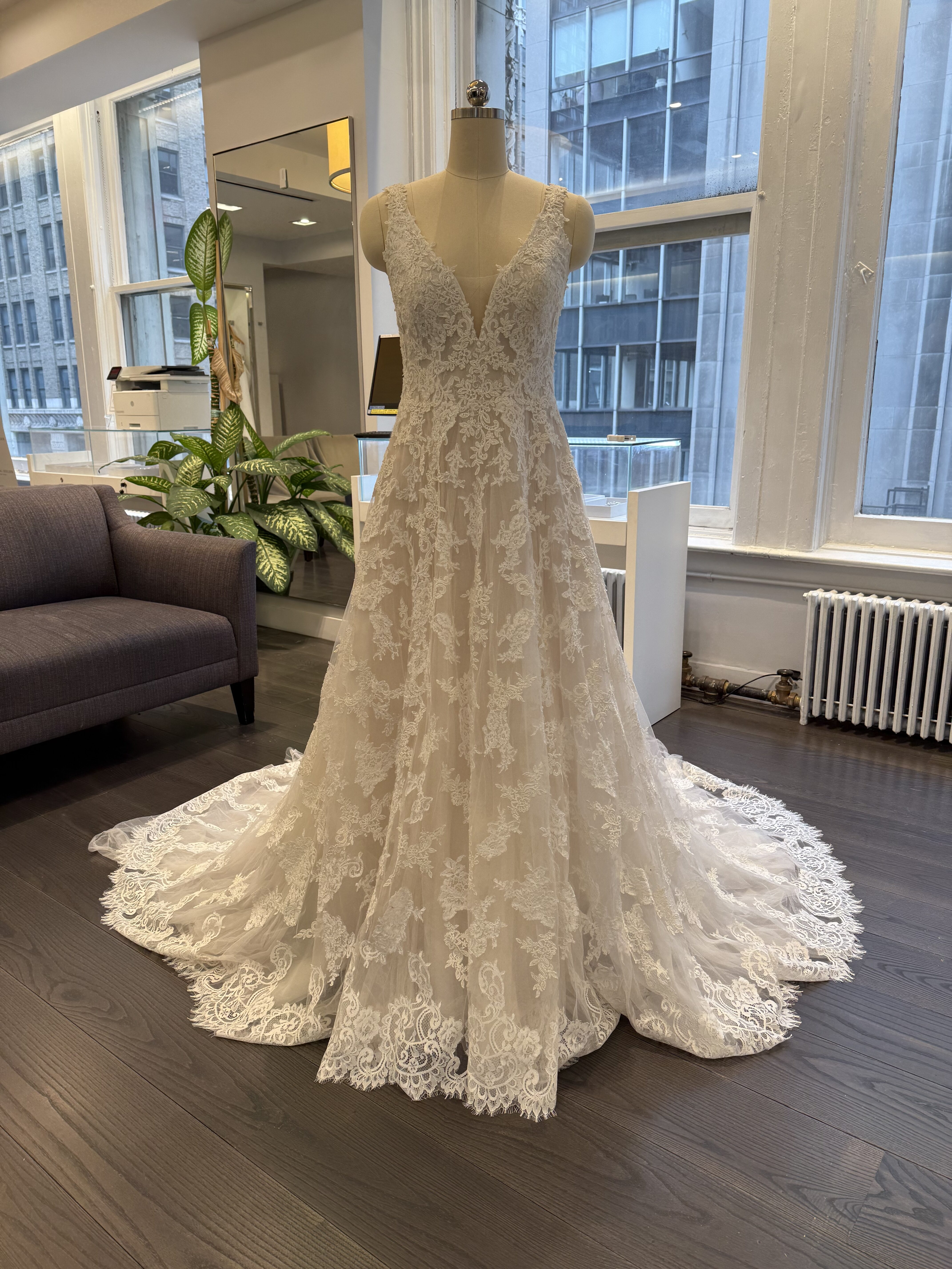 Aire Barcelona Espiral Wedding Dress Sample Sale - Classic A-Line Bridal Gown with Princess Seams, V-Neck, Tank Sleeves, Low Back, Floral Detail with Lace Fabric.