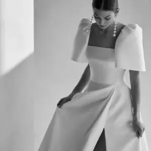 Rosa Clará Fada Wedding Dress - A-line style dress with a sweetheart neckline, open back, front slit and removable sleeves.