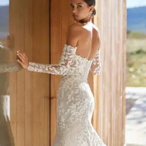 Rosa Clará Alzir Wedding Dress - Sexy mermaid wedding dress, made in lace and beadwork. With a sweetheart neckline and detachable sleeves.
