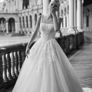 Rosa Clará Aire Keizan Wedding Dress - Princess Vintage A-Line Bridal Gown with Natural Waist, Square Neck, Straps, Low Back Detail, Lace Floral Fabric and Tulle