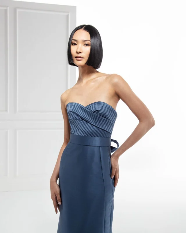 Peter Langner Evening Gown ✨🙌🏼

“Mikado, one of our signature fabrics, defines this gown through its structure and subtle sheen—an elegance rooted in purity of form.

A mermaid silhouette with a soft sweetheart bodice and impeccable construction. The true focus: the stitching—entirely handmade, precise, perfect, timeless.”⭐💖🌸

Evening dress designer: @peterlangner
Evening dress boutique: @weddingatelier_nyc

#weddingateliernyc #weddingateliernycbride #PeterLangner #peterlangnerbride #eveningwear