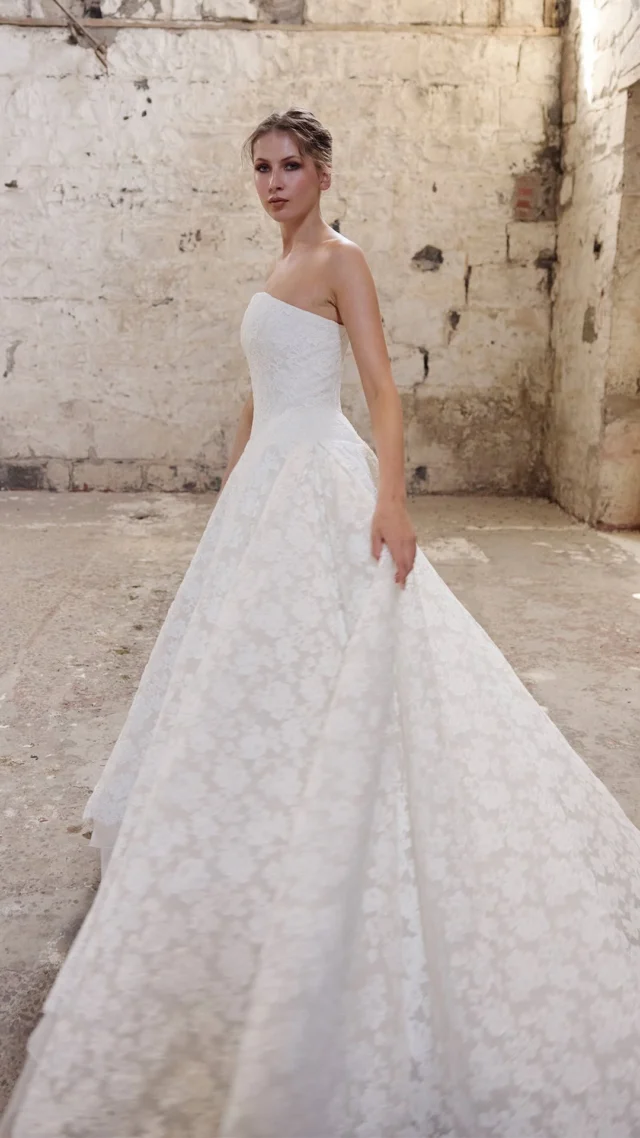 Introducing Shehzarin Batha Couture, exclusive at Wedding Atelier New York! 🙌🏻✨💫

Wedding dress designer: @shehzarinbathacouture 
Wedding dress boutique: @weddingatelier_nyc 

First EVER trunk show in the U.S. from 6/12-6/28/2026!  BOOK your appointment today! 🎉💝

#shehzarinbathacouture #weddingateliernyc #weddingateliernycbride #laceweddingdress #weddingdesigner