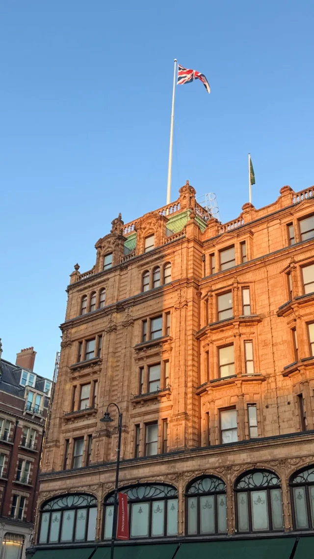 We have arrived!!! Beautiful London!  Iconic Harrods department store!  Harvey Nichols, Knightsbridge, Mandarin Oriental hotel!! 😍🎊

Wedding fashion coming S O O N!!! 

Wedding Boutique: @weddingatelier_nyc 
Wedding Designer: @suzanneneville 

#suzannenevillebride #suzanneneville #weddingateliernyc #weddingatelierncbride #weddingfashion